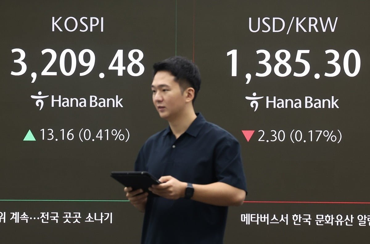 29일 오전 서울 중구 하나은행 본점 딜링룸 현황판에 코스피, 원/달러 환율이 표시돼 있다. /사진=연합뉴스