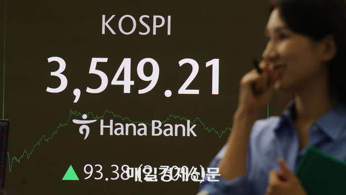 코스피가 사상 처음 3,500선을 돌파하며 종가 기준 역대 최고치인 3.549.21로 마감한 2일 오후 서울 중구 하나은행 딜링룸에서 딜러들이 업무를 보고 있다. [이승환기자]