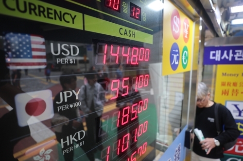 원/달러 환율이 고공행진하면서 달러 선물에 투자하는 상장지수펀드(ETF) 수익률이 상승 중이지만, 개인 투자자들은 달러 약세에 대거 베팅하고 있는 것으로 나타났다. [사진출처 = 연합뉴스]