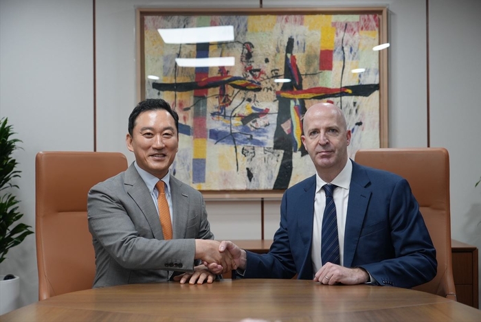 김성환 한국투자증권 사장(왼쪽)과 댄 왓킨스(Dan Watkins) JP모간 아시아태평양 CEO가 16일 서울 여의도 한국투자증권 본사에서 만나 전략적 비즈니스 협력방안을 논의한 뒤 기념촬영을 하고 있다.  <사진=한국투자증권>