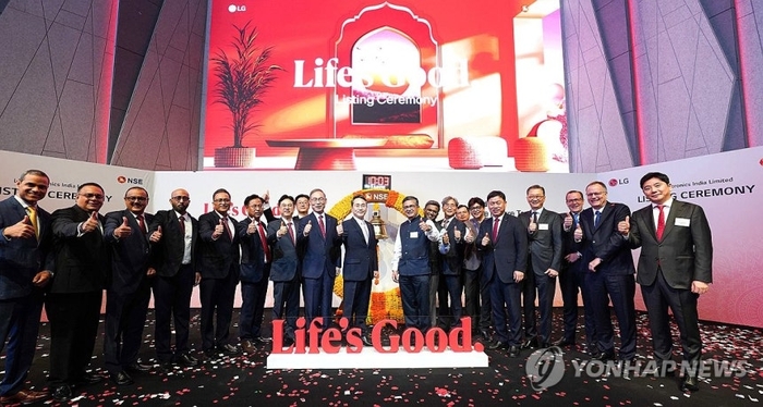 LG전자 CEO와 아쉬쉬 차우한 NSE CEO가 지난 14일(현지시간) 인도 뭄바이 국립증권거래소에서 LG전자 인도법인 상장을 축하하는 타종 행사를 진행, 경영진 및 주요 인사와 기념 촬영하고 있다. [사진=연합뉴스]