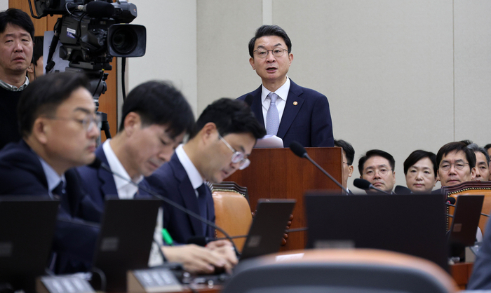 이억원 금융위원장이 20일 서울 여의도 국회에서 열린 정무위원회 금융위원회 등에 대한 국정감사에 출석해 업무보고를 하고 있다. [한주형기자]