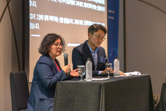 21일 강남 웨스틴 조선 서울 파르나스에서 개최한 'KPMG 글로벌 이전가격(Transfer Pricing) 서비스 세미나'에서 버신 니(Burcin Nee) KPMG 글로벌 이전가격 서비스 리더(왼쪽)와 강길원 삼정KPMG 부대표가 발표하고 있다. [사진=삼정KPMG]