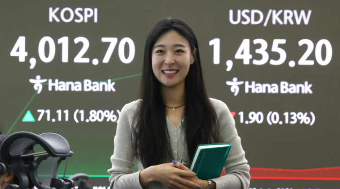 코스피 지수가 사상 최초 4000포인트를 돌파한 27일 서울 중구 하나은행 딜링룸에서 딜러들이 업무를 보고 있다. [연합뉴스]
