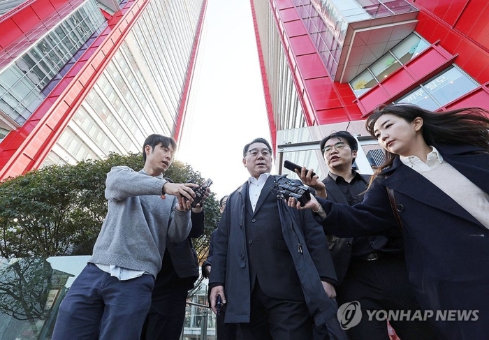 주가조작 근절 합동대응단 이승우 단장이 28일 NH투자증권 투자은행(IB) 부문 고위 임원이 상장사 공개매수와 관련한 미공개 정보를 이용했다는 의혹과 관련 서울 여의도 NH투자증권 본사에서 압수수색을 마친 뒤 현장을 나서고 있다.  [사진=연합뉴스]