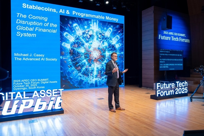 마이클 케이시 MIT 미디어랩 수석 고문이 30일 ‘퓨처테크포럼: 디지털자산’에서 ‘스테이블코인, AI 그리고 프로그래머블 화폐’를 주제로 기조연설을 하고 있다. [사진=두나무]