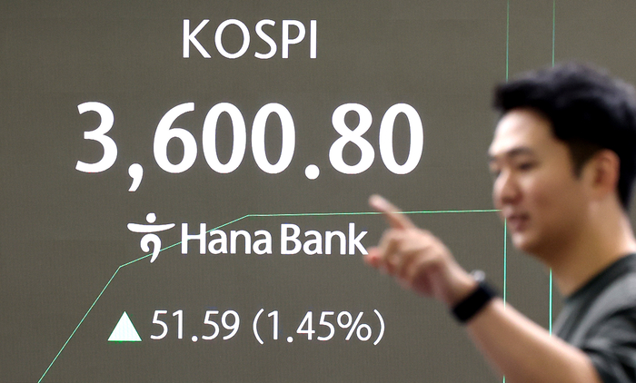 추석 연휴를 마치고 코스피가 3600선을 돌파하며 최고가를 기록한 오전 서울 중구 하나은행 딜링룸 전광판에 개장 시황이 나오고 있다. [사진 = 뉴스1]