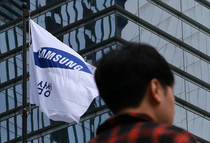 서울 삼성전자 서초사옥에서 그룹 깃발이 바람에 펄럭이고 있다.