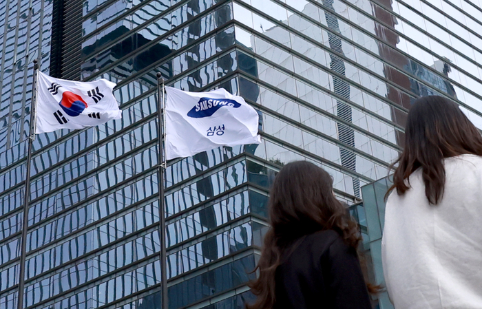 지난 14일 서울 삼성전자 서초사옥에서 그룹 깃발이 바람에 펄럭이고 있다. [사진 = 연합뉴스]