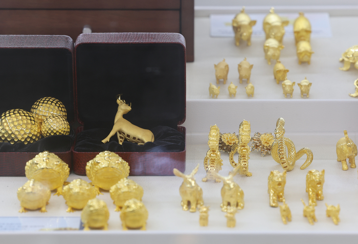 달러화 약세와 미국 금리인하 등을 재료로 파죽지세로 치솟는 국제 금값이 사상 처음으로 4천100달러도 넘어섰다. 13일(미 동부시간) 블룸버그 통신에 따르면 금 현물 가격은 이날 오후 7시40분 현재 2.8% 오른 온스당 4천128.95달러를 나타냈다. 한때 4천131.29달러까지 치솟으며 장중 사상 최고치를 기록했다. 14일 서울 종로구 한국금거래소에 금이 진열돼있다.  [사진 출처=연합뉴스]