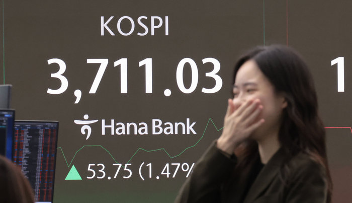 16일 서울 중구 하나은행 딜링룸 현황판에 코스피 지수 등이 표시되고 있다. [사진 = 연합뉴스]