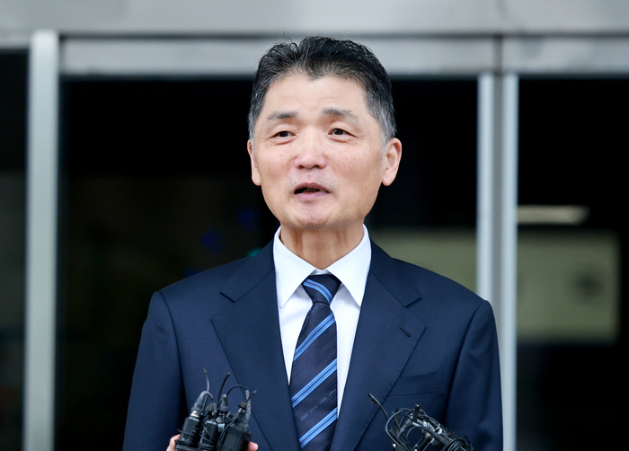 SM엔터테인먼트 시세 조종 공모 의혹을 받는 카카오 창업자 김범수 경영쇄신위원장이 21일 양천구 서울남부지방법원에서 열린 1심 선고공판에서 무죄가 선고된 뒤 법원을 떠나며 입장을 밝히고 있다. [연합뉴스]