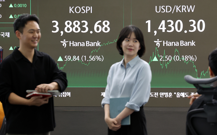 22일 서울 중구 하나은행 딜링룸 현황판에 코스피 지수 등이 표시되고 있다. [연합뉴스]