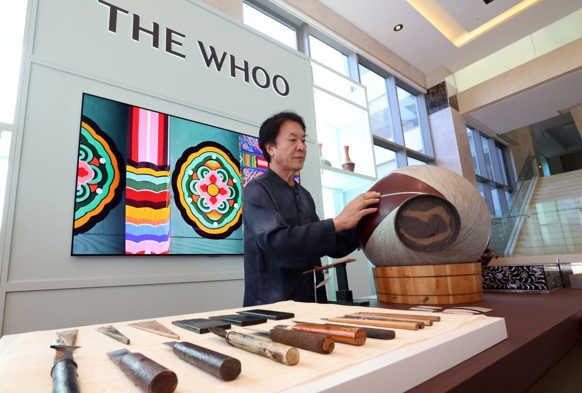 2025 ๊ฒฝ์ฃผ ์์์ํํ์๊ฒฝ์ ํ๋ ฅ์ฒด(APEC) ์ ์ํ์ ์ฃผ๊ฐ ์์ ์ฒซ๋ ์ธ 27์ผ ๊ฒฝ๋ถ ๊ฒฝ์ฃผ ํฉ๋ฃก์์ ๋ง๋ จ๋ K-๋ทฐํฐ LG์ํ๊ฑด๊ฐ ๋ถ์ค๊ฐ ์ฐธ์์๋ค์ ๋ง์ ์ค๋น๋ฅผ ํ๊ณ ์๋ค. ์ฌ์ง=์ตํ ํ๊ตญ๊ฒฝ์ ์ ๋ฌธ ๊ธฐ์