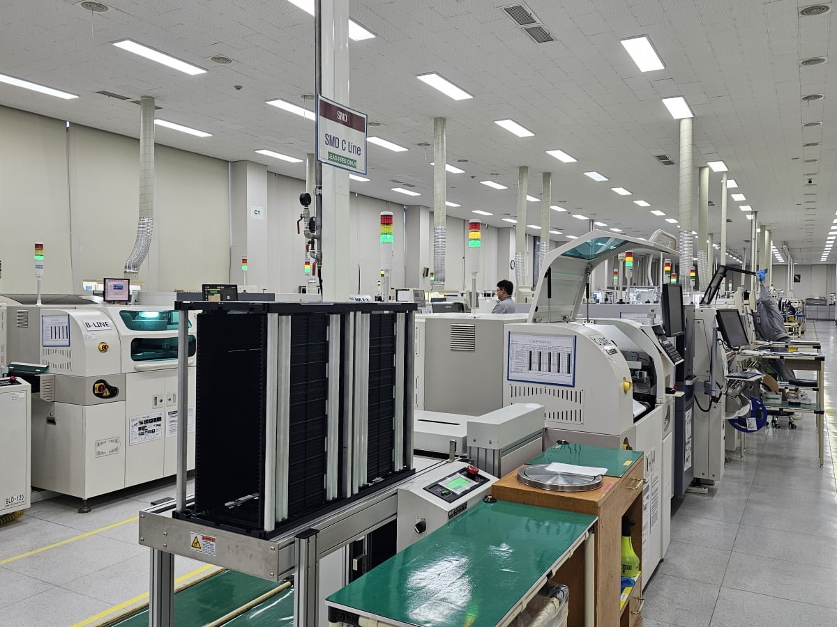 알에스오토메이션 라인. 셀 생산 방식이 적용됐다./사진=진영기 한경닷컴 기자