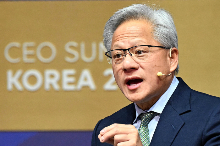 젠슨 황 엔비디아 최고경영자(CEO)가 지난달 31일 경북 경주시 경주예술의전당에서 열린 'APEC CEO 서밋' 마지막 특별 세션에서 연설하는 모습. [경주 = 한주형 기자]