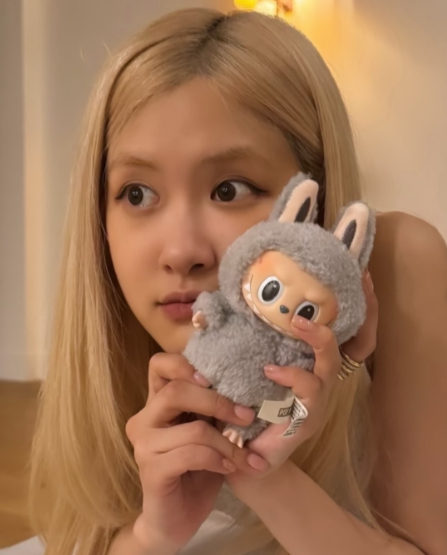 라부부 인형을 들고 있는 블랙핑크 ‘로제’ [로제 인스타그램]