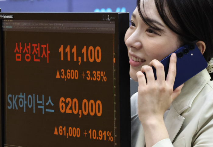 3일 서울 영등포구 한국거래소 홍보관 전광판에 코스피 지수 등이 표시되고 있다. 국내 대표 반도체 종목인 삼성전자는 3.35% 오른 11만1천100원에, SK하이닉스는 10.91% 상승한 62만원에 거래를 마감했다. [연합뉴스]
