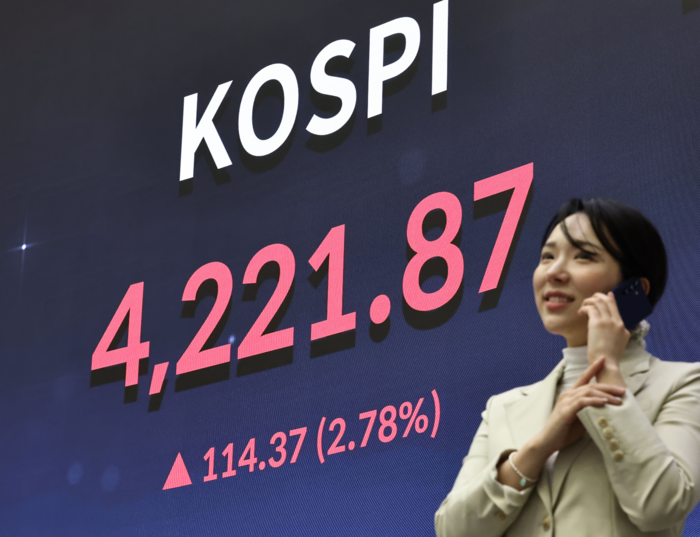 3일 서울 영등포구 한국거래소 홍보관 전광판에 코스피가 표시되고 있다. [연합뉴스]