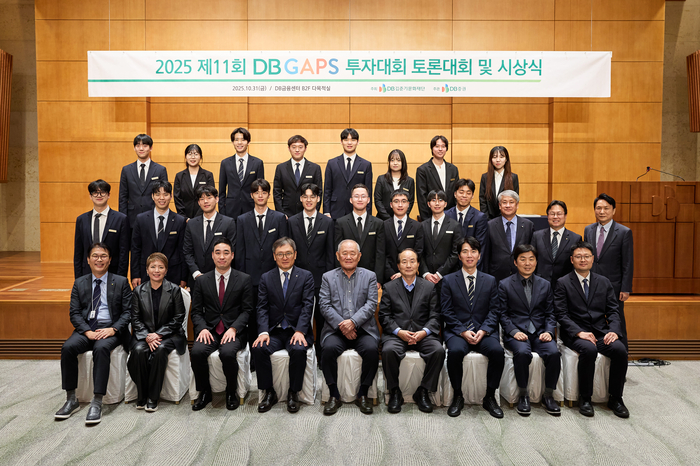 윤대근 DB김준기문화재단 이사장(아랫줄 왼쪽에서 5번째)과 곽봉석 DB증권 사장(아랫줄 왼쪽에서 4번째)이 DB금융센터에서 열린 DB GAPS 투자대회 시상식에서 수상팀과 기념촬영을 하고 있다. [DB증권]