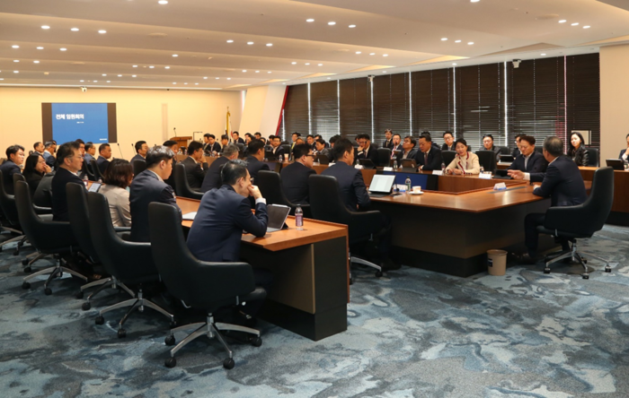NH투자증권은 4일 오전 전체 임원회의를 개최했다. 임원 50여명은 이번 사건에 대해 심각성을 공유하고 임직원 윤리의식 제고 및 준법경영 강화 등 윤리경영 내재화를 다짐했다. [NH투자증권]