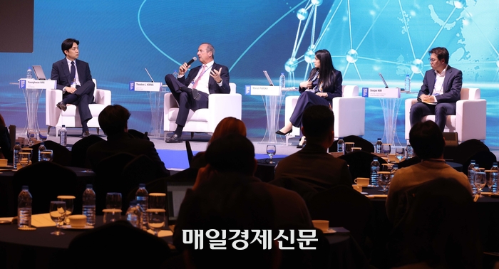 글로벌 대체투자 콘퍼런스_PD 황금기 이어지는 사모부채 시장 / Theodore L. KOENIG, Monroe Capital, 회장 겸 CEO, 마날리 파레크, 블랙스톤 전무이사 겸 블랙스톤 프라이빗 웰스 아시아 태평양 최고 운영 책임자, 김수재 중소기업중앙회 기업투자실장, 한영환 VIG파트너스 부대표. 2025.11.5 [한주형기자]