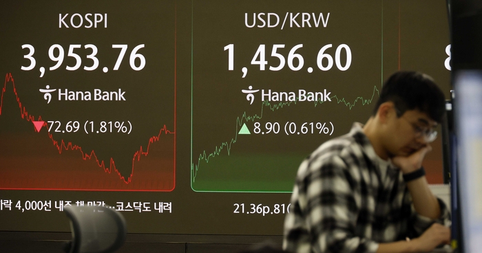 7일 코스피와 코스닥이 장중 큰폭으로 하락하고 환율이 오른 가운데 서울 하나은행 본점 딜링룸에 주가와 환율 지수의 종가가 표시되고 있다. [김호영 기자]