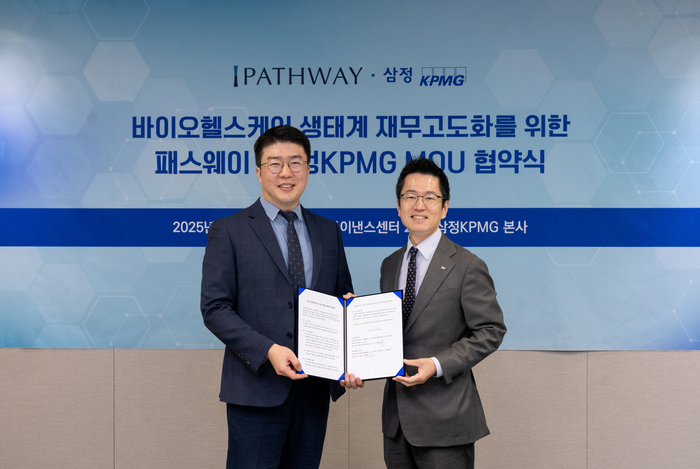 삼정KPMG 김이동 재무자문부문 대표(우)와 패스웨이 파트너스 이상진 대표(좌)가 14 일 강남구 역삼동 삼정KPMG 본사에서 바이오 헬스케어 섹터의 재무 고도화 및 기업 가치평가 역량 강화를 위한 업무협약(MOU)을 체결 후 기념촬영을 하고 있다. [삼정KPMG]