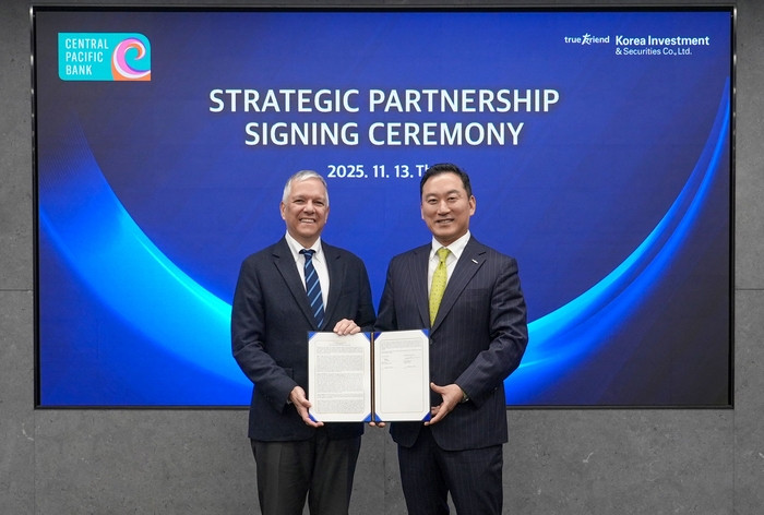 13일 한국투자증권 본사에서 열린 협약식에서 김성환 한국투자증권 사장(오른쪽)과 아놀드 마티네즈 센트럴 퍼시픽 뱅크 행장이 기념 사진을 촬영하고 있다. <자료=한국투자증권>