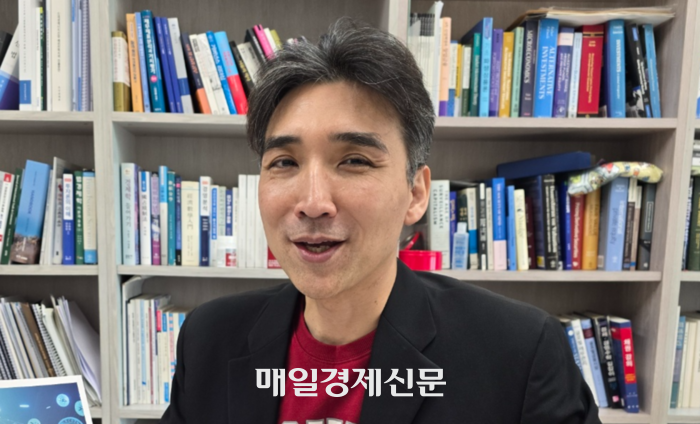 한양대 강형구 교수가 18일 서울 한양대 경영관 연구실에서 한국은행이 발간한 ‘원화 스테이블코인 리스크’ 보고서의 내용을 지적하고 있다. 강 교수는 “코인런보다 혁신 지연으로 인한 ‘원화런’이 더 큰 위협”이라고 강조했다. [사진 = 안갑성 기자]