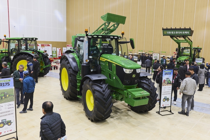 존디어 6R 시리즈 등 존디어 전 라인업 전시. [사진제공 = TYM]