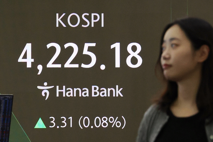 4일 오전 서울 중구 하나은행 딜링룸에 코스피 시황이 표시되고 있다. [뉴스1]