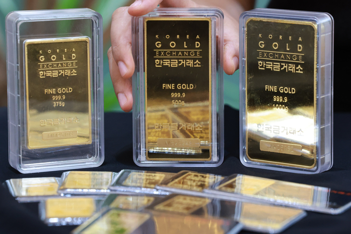 서울 종로구 한국금거래소에서 직원이 골드바를 들어보이고 있다. [사진=연합뉴스]