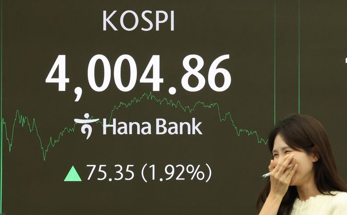 20일 오후 서울 중구 하나은행 본점 딜링룸 현황판에 코스피 지수가 표시돼 있다. 이날 코스피는 엔비디아의 호실적에 힘입어 4000선을 재탈환했다. [연합뉴스]