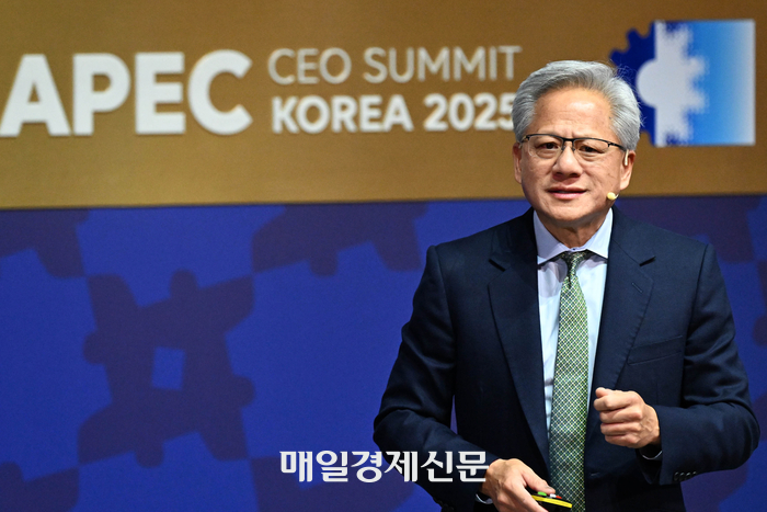 젠슨 황 엔비디아 최고경영자(CEO)가 31일 경북 경주시 경주예술의전당에서 열린 'APEC CEO 서밋' 마지막 특별 세션에서 연설하고 있다. 경주/한주형기자