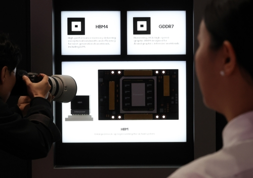 지난달 28일 경북 경주 엑스포공원 에어돔에서 열린 'K-테크 쇼케이스' 삼성 부스에서 관계자가 6세대 고대역폭 메모리인 HBM4와 그래픽Dram GDDR7을 소개하고 있다. [연합뉴스]