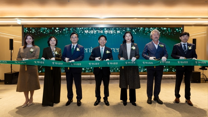 강성묵 하나증권 대표이사(가운데), 조대현 WM그룹장(왼쪽 세번째), 박춘희 하나증권 THE 센터필드 W 센터장(왼쪽 두번째)과 임직원, 손님이 행사에 참여해 기념촬영하고 있다.하나증권