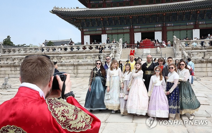 기념촬영을 하고 있는 외국인 관광객[사진=연합뉴스[사진=연합뉴스