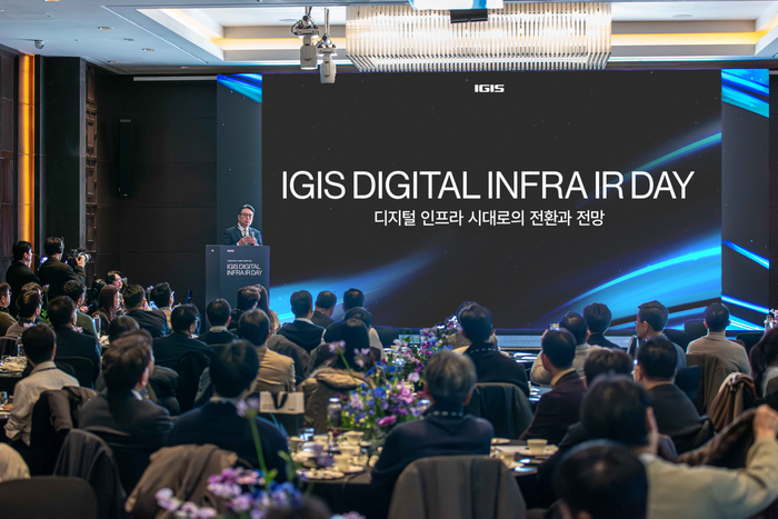 이철승 이지스자산운용 리얼에셋부문대표가 지난 2일 서울 여의도 콘래드호텔에 개최한 ‘디지털 인프라 IR DAY’에서 기조 연설을 하고 있다.[사진 출처=이지스자산운요]