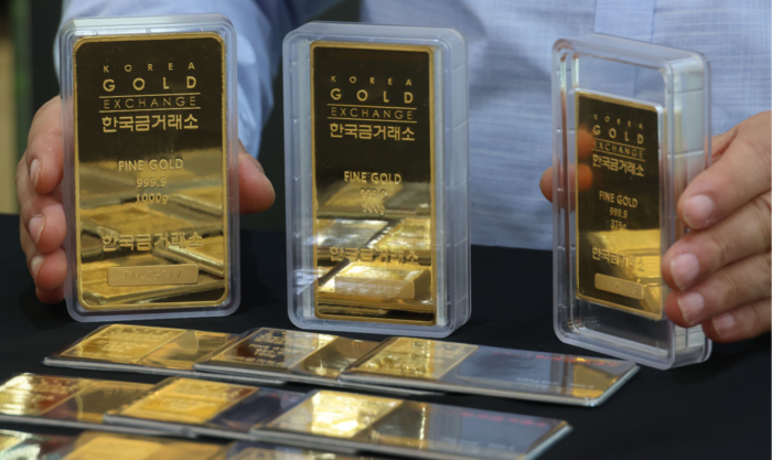 서울 종로 한국금거래소에서 직원이 골드바를 내보이고 있다.  [이승환 기자]
