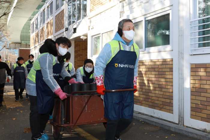 NH투자증권이 영등포 쪽방촌에서 연탄 2000장을 전달하는 나눔 행사를 실시했다고 4일 밝혔다. 윤병운 대표이사와 임직원들이 영등포 쪽방촌에 연탄을 전달하고 있다. [NH투자증권]