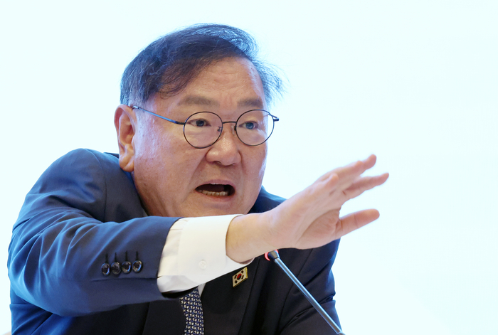 국회 한중의원연맹 회장을 맡고 있는 더불어민주당 김태년 의원이 지난 9월 4일 오후 중국 베이징의 한 호텔에서 열린 우원식 국회의장 주최 베이징 특파원 오찬간담회에서 특파원들의 질문에 답하고 있다. 뉴스1