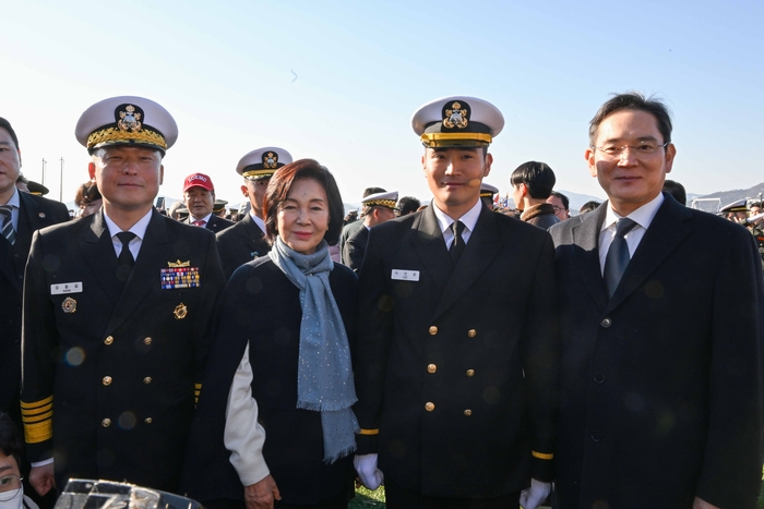 지난달 28일 경남 창원시 해군사관학교에서 열린 해군·병대 사관후보생 수료 및 임관식에서 이재용(오른쪽) 삼성전자 회장과 홍라희(왼쪽 두번째) 리움미술관 명예관장이 해군 대표 이지호 임관장교와 기념촬영을 하고 있다. 사진=연합뉴스